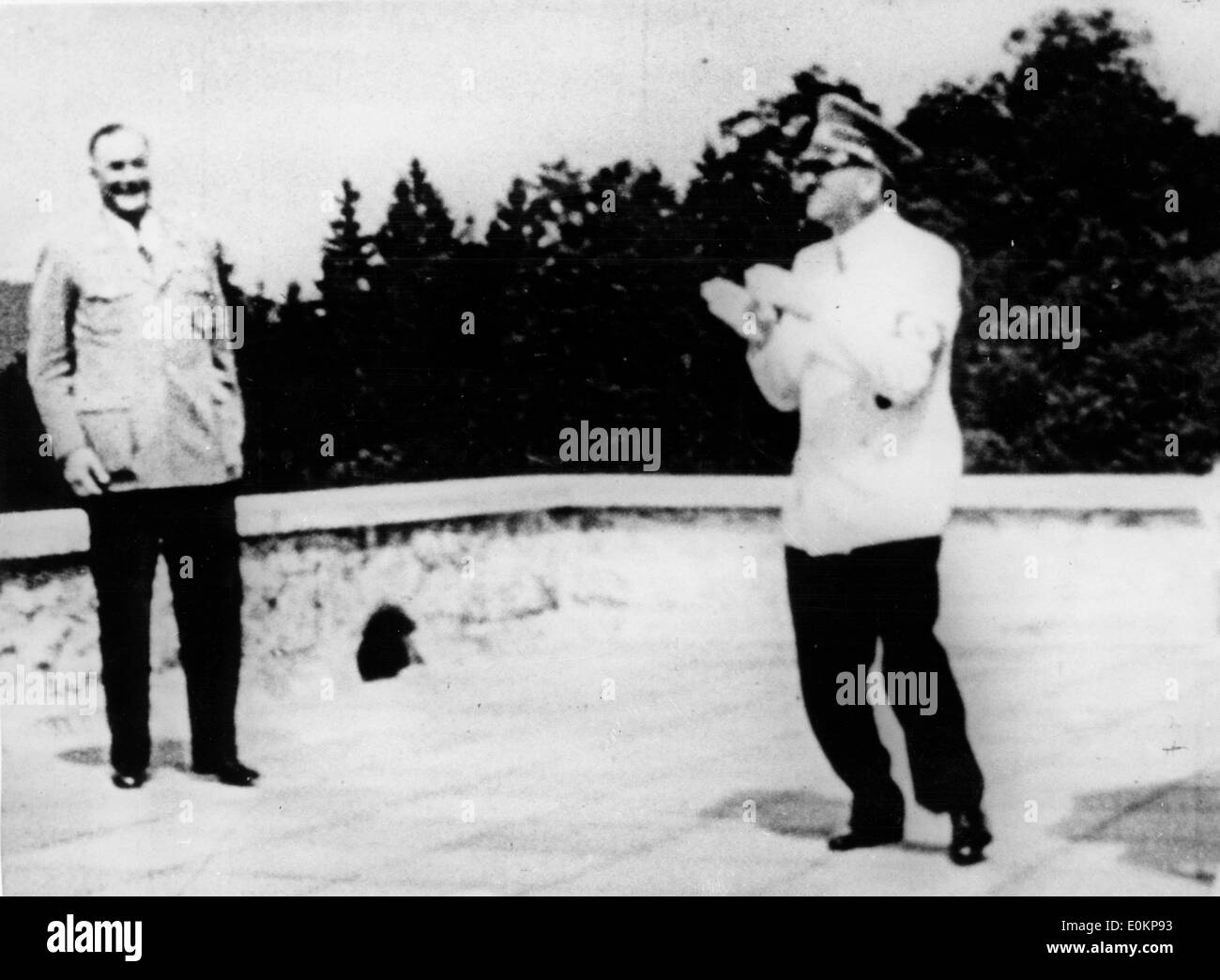 Hitler imitieren, tanzen mit SS-Obergruppenfuehrer Brückner Stockfoto