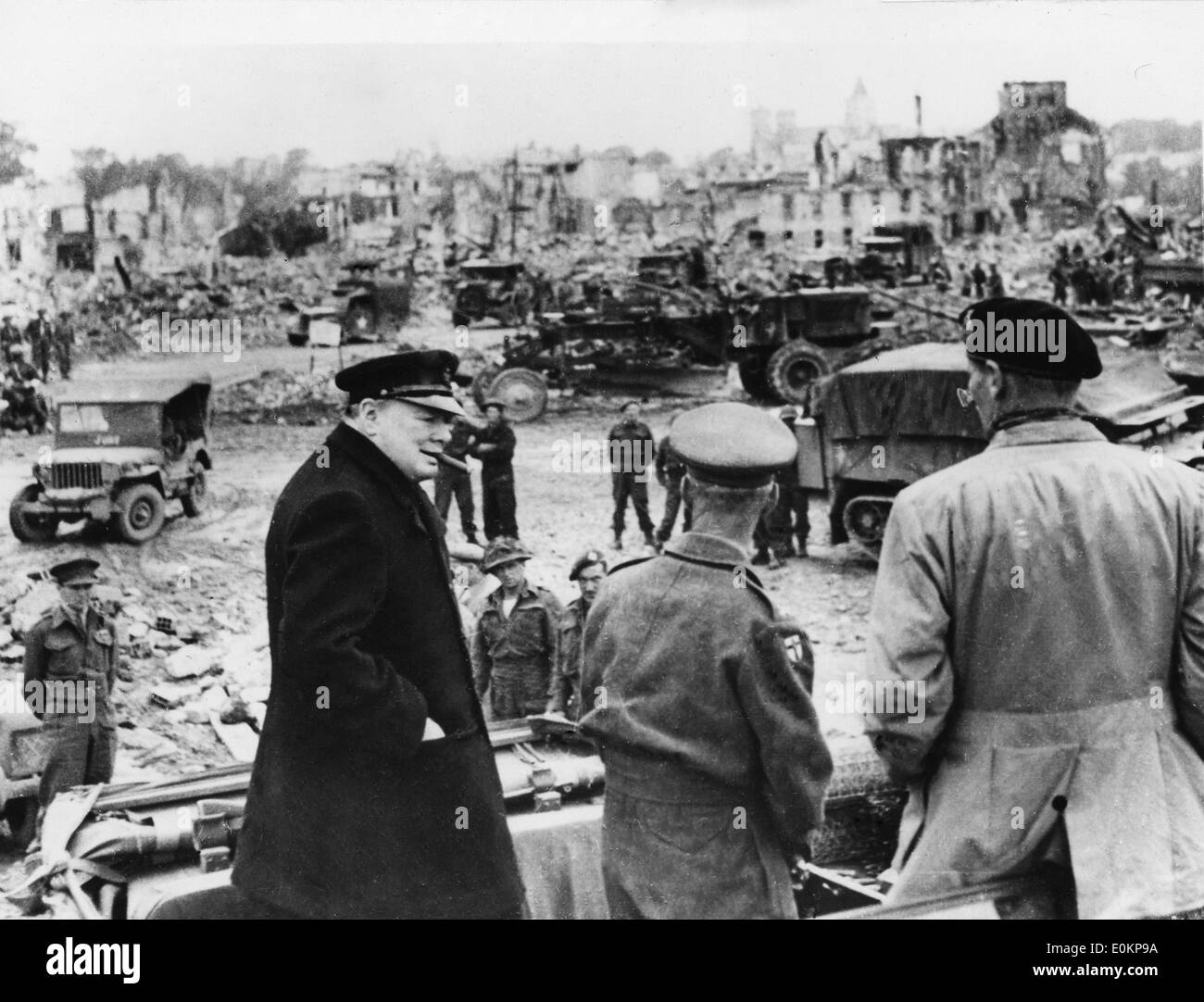 Sir Winston Churchill auf einen Überraschungsbesuch ein Basislager Stockfoto