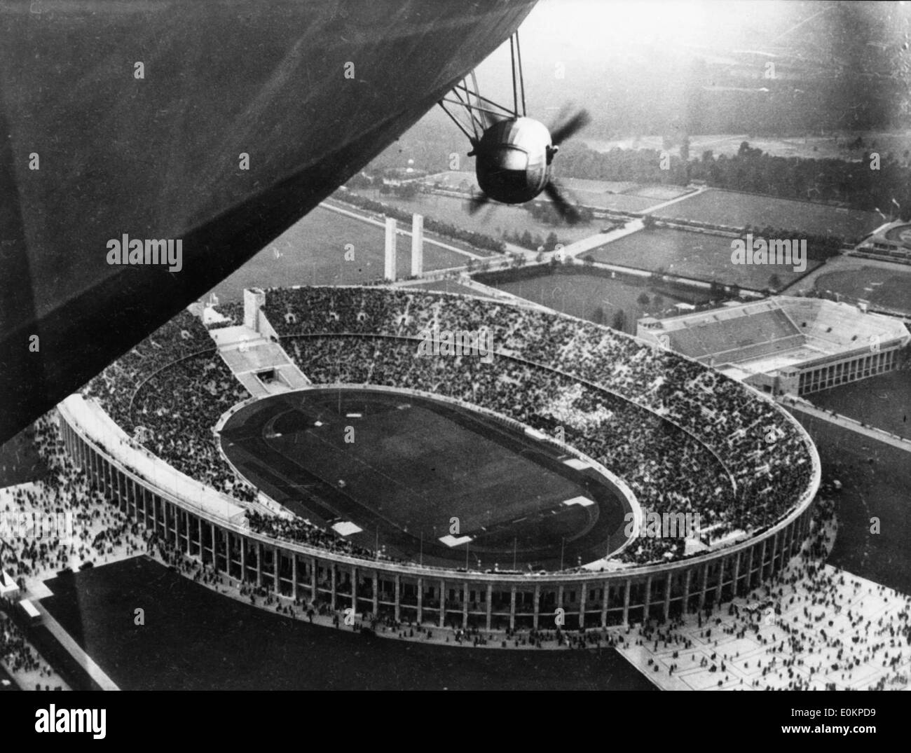 Luftaufnahme des Olympiastadions in Berlin der deutsche Zeppelin Hindenburg entnommen Stockfoto