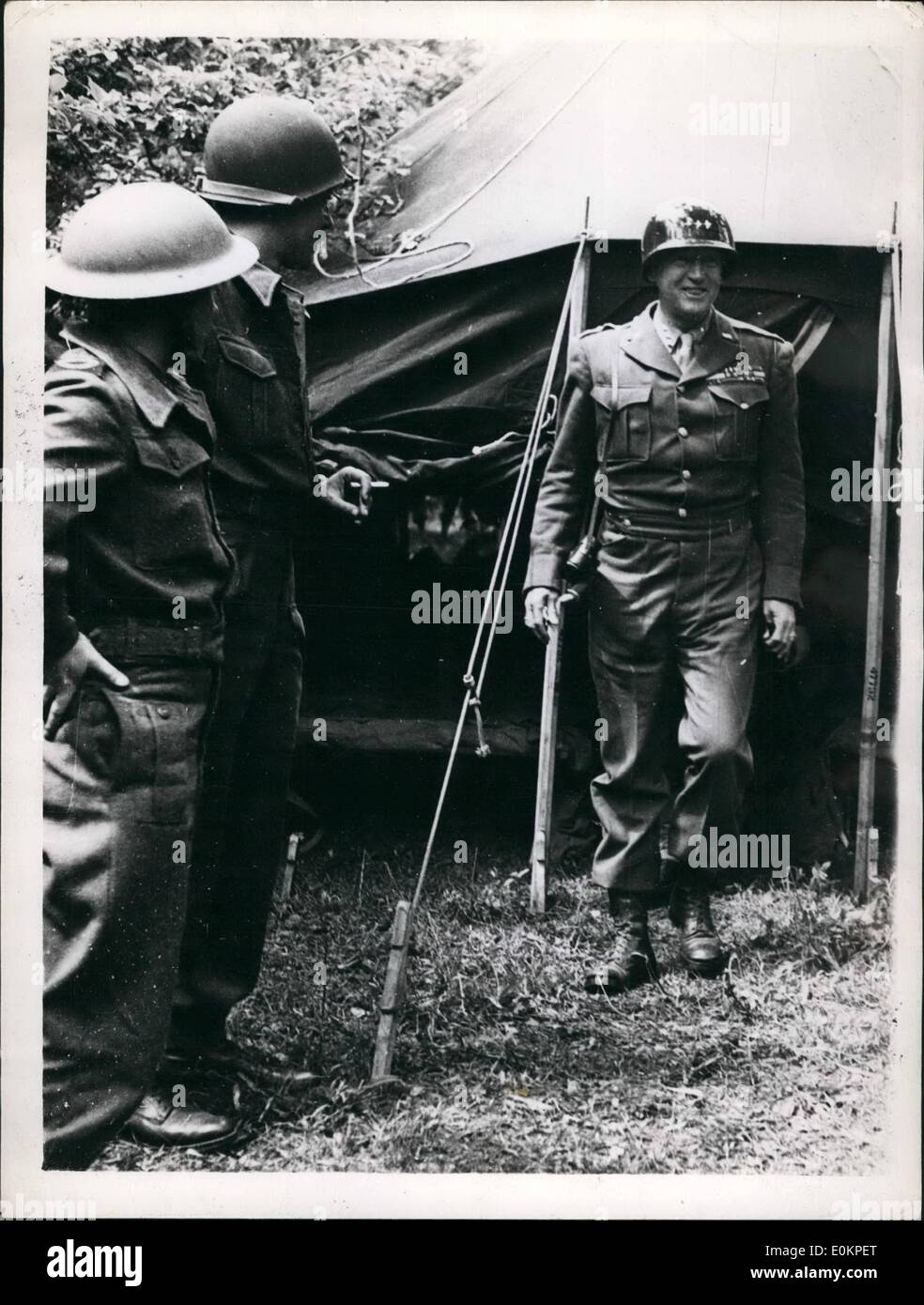 8. August 1944 - verlässt General George Patton, sein Zelt zu Kriegsberichterstatter seine dritte Armee zugeordnet. Stockfoto