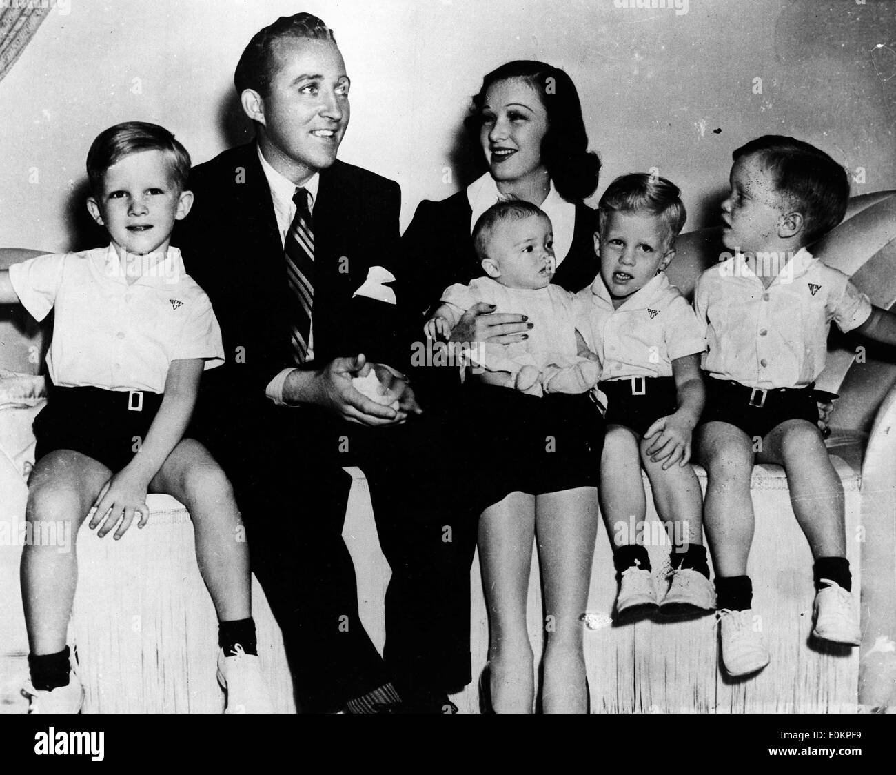 31. Dezember 1944 - London, England, Vereinigtes Königreich - L, R: GARY CROSBY, Bing Crosby, LINDSAY CROSBY, DIXIE CROSBY, PHILLIP CROSBY und DENNIS CROSBY. HARRY LILLIS "BING" CROSBY (2. Mai 1903 – 14. Oktober 1977) war ein US-amerikanischer Sänger und Schauspieler dessen Karriere von 1926 bis zu seinem Tod im Jahr 1977 dauerte. Einer der ersten Multi-Media-Stars, von 1934 bis 1954 Bing Crosby statt einen fast konkurrenzlosen Befehl Rekordumsatz, Radio Bewertungen und Bewegung Abbildung grosses Stockfoto