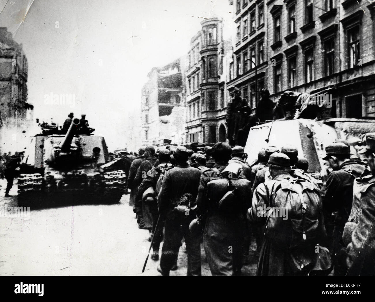 Deutsche Soldaten passieren russische Panzer auf dem Weg zum Gefangenenlager Stockfoto