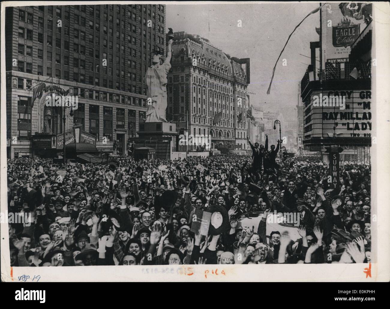 05. Mai 1945 - New Yorker warteten nicht auf das Ende des offiziellen  Kriegswortes: Eine fröhliche Szene, die am Times Square in New York am 7.  Mai entstanden ist, können Tausendenicht mehr