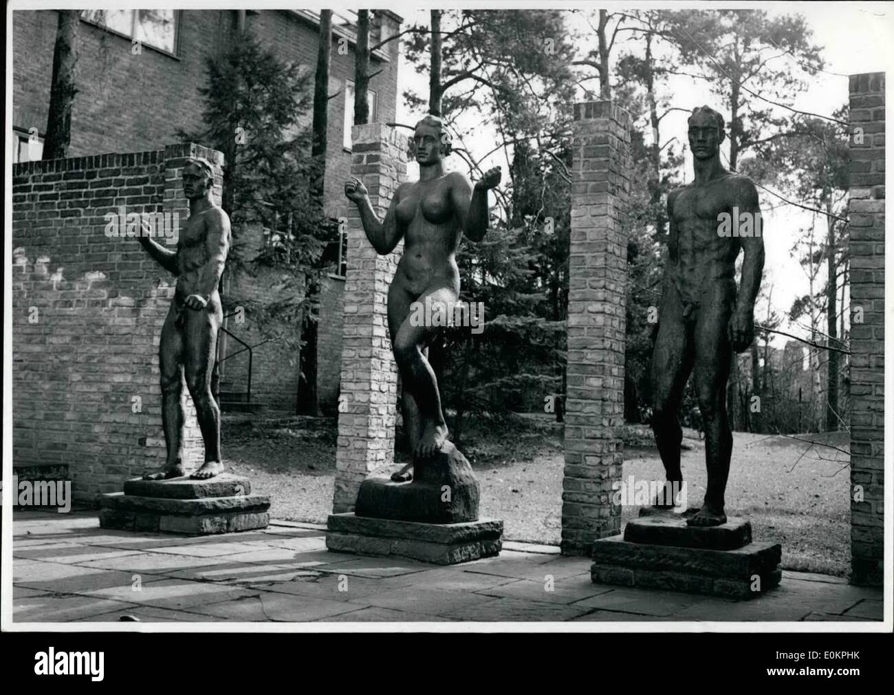 5. Mai 1945 - eine Ansicht von Statuen am '' Reichstag'' kurz nach dem Ende des zweiten Weltkriegs. Türkische Straße Verkäufer schlafend in Istanbul. Stockfoto