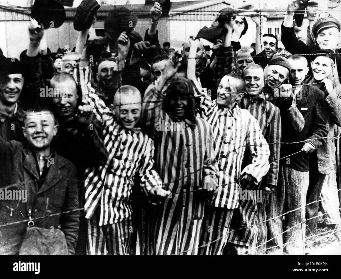 Politische Gefangene jubeln wie verrückt wie sie Waffen von der 42. Rainbow Division hören, sobald er sich Dachau Stockfoto