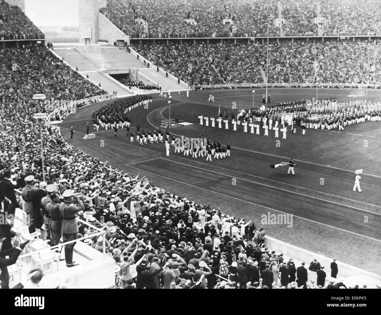 Französische Team im Stadion während der Eröffnungsfeier der Olympischen Spiele in Berlin Stockfoto