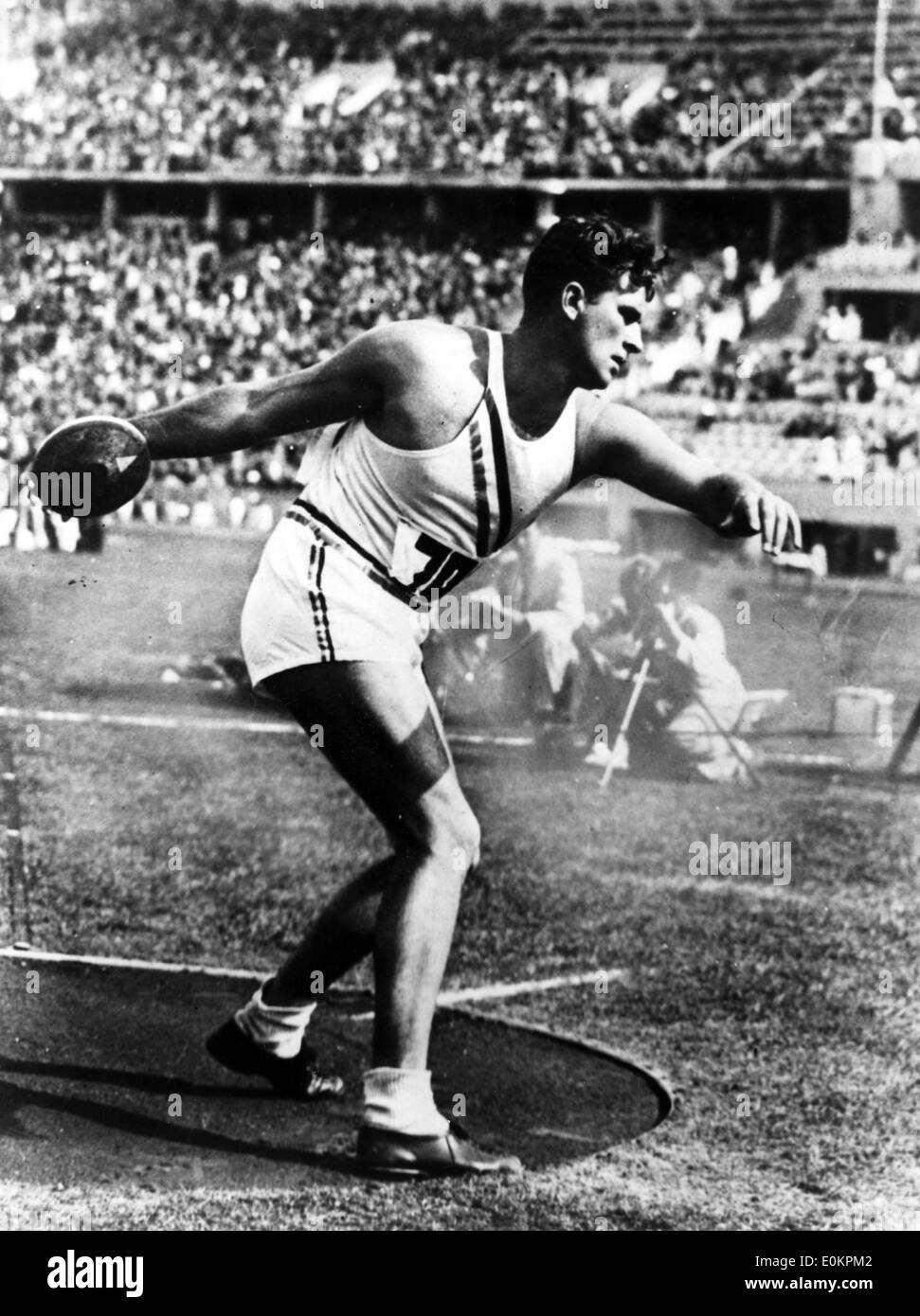 US-amerikanischer Leichtathlet Kenneth Carpenter gewinnen den Diskus während der Olympischen Spiele werfen Stockfoto