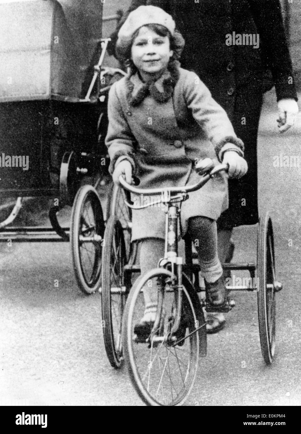 Junge Königin Elizabeth II. mit ihrem Fahrrad Stockfoto