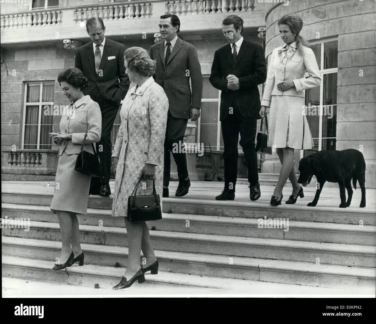 5. Mai 1937 - Fürsten Anne engagierte Familien treffen At The Palace: Frau Anne Patricia Philips, Mutter von Lieut Mark Philip (Vordergrund) geht mit Königin Elizabeth II., auf der Treppe des Buckingham Palace heute, als die königliche Familie und Philips Familie trafen sich nach der Bekanntgabe der Verlobung von Prinzessin Anne und Lieut /. Mark Philips (rechts). Gehen mit der Königin Mann, ist The Duke o Edinburgh Mr Peter Philips, m-Marke Vater. Das Engagement wurde gestern Abend angekündigt. Stockfoto