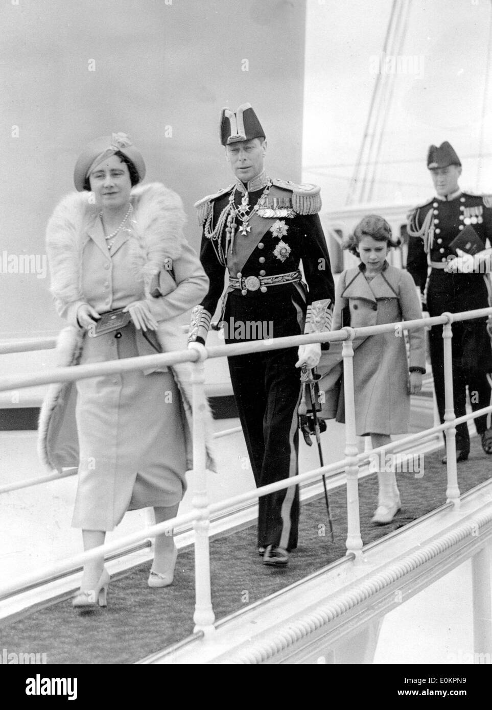 König George VI mit Frau Königin Elizabeth und Tochter Prinzessin Elizabeth auf Brücke Stockfoto