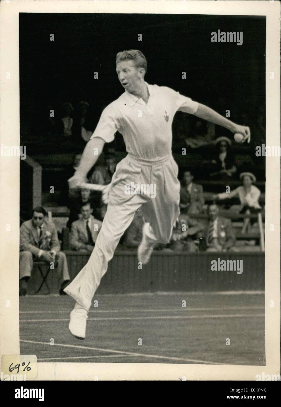 6. Juni 1937 - Wimbledon Tennis Championships OPS: D. Budge (USA) im Spiel gegen G.P. Hughes auf Platz Nr. 1. Stockfoto