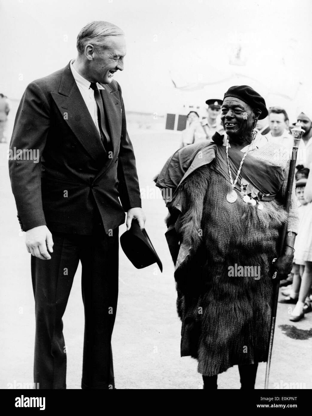 Gouverneur von Kenia Evelyn Baring mit senior Chief Njiri bei Zeremonie Stockfoto