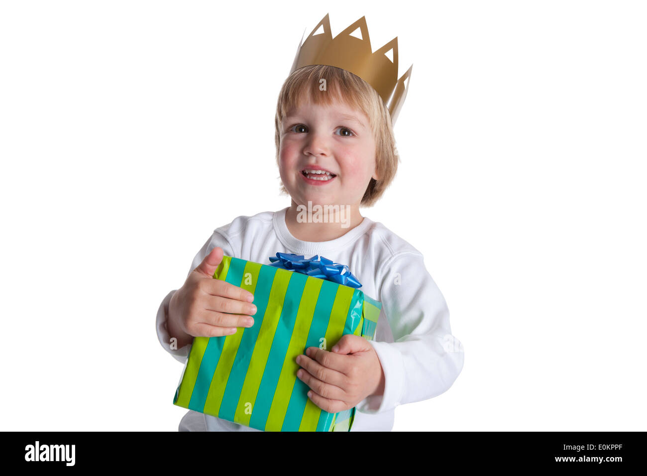 Kleiner Junge mit einer goldenen Krone und Box auf weißem Hintergrund Stockfoto