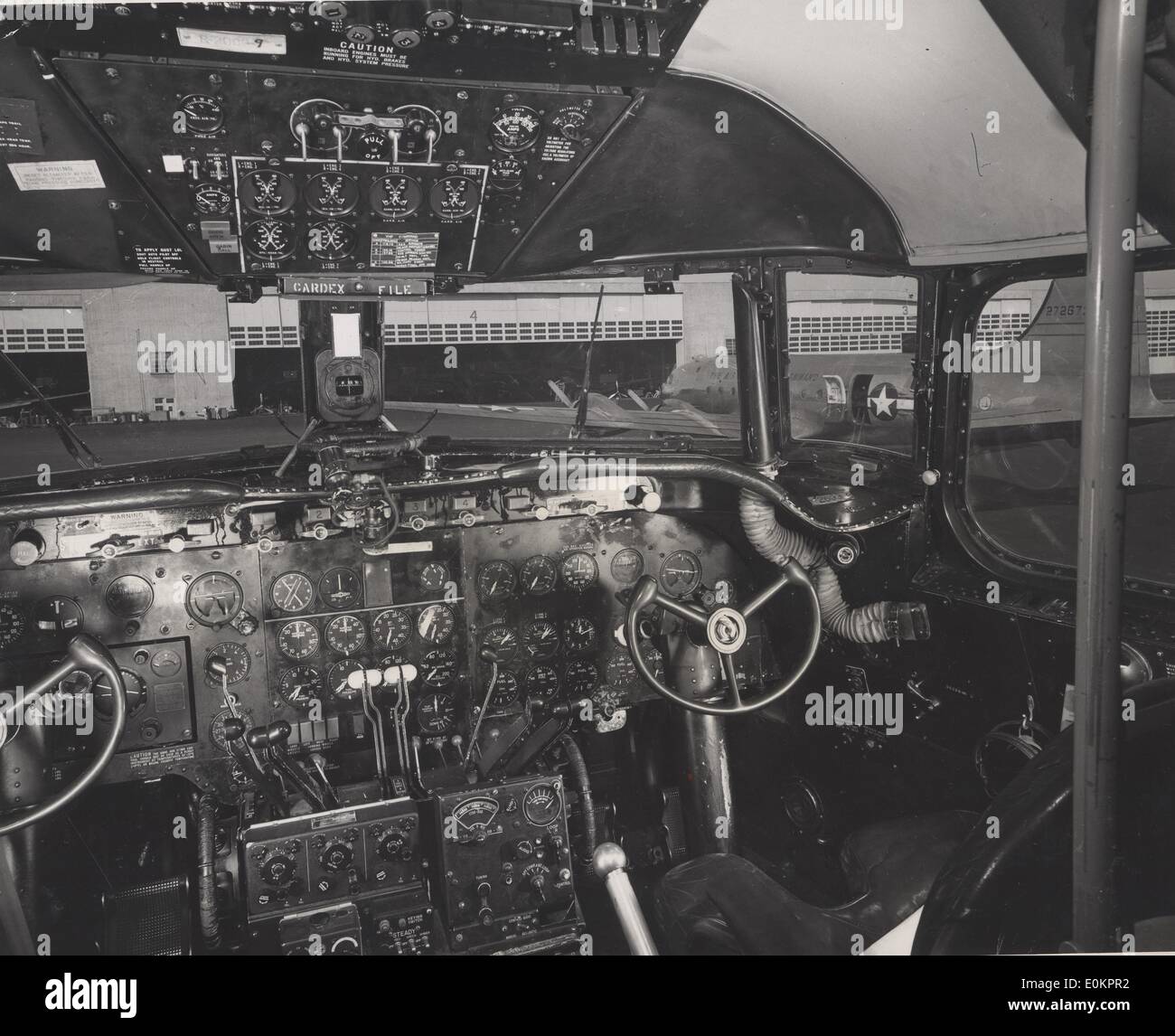 Das Cockpit einer DC-3 im zweiten Weltkrieg Stockfoto