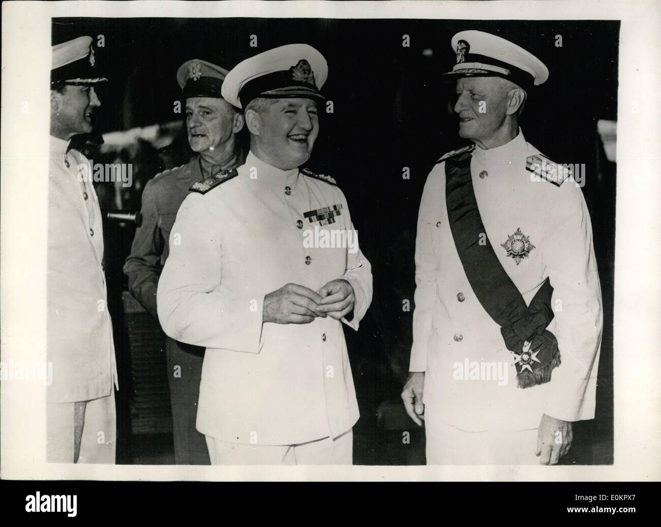 8. August 1945 - britische Ehre US-Admiral: Auf Guam Admiral Chester W. NIMITZ, Oberbefehlshaber der alliierten Seestreitkräfte im Pazifik, wurde mit dem Orden Knight Grand Cross des Bades, einer der höchsten Orden des britischen Empire. Admiral Sir Bruce Fraser, Oberbefehlshaber der britischen Pazifikflotte, vertritt seine Majestät König George, verliehen die Dekoration an Bord sein Flaggschiff H.M.S.Duke York, August 1945. Das Foto zeigt Admiral Nimitz, begleitet von Admiral Sir Bruce Fraser, tragen die Reihenfolge nach der Siegerehrung. Stockfoto