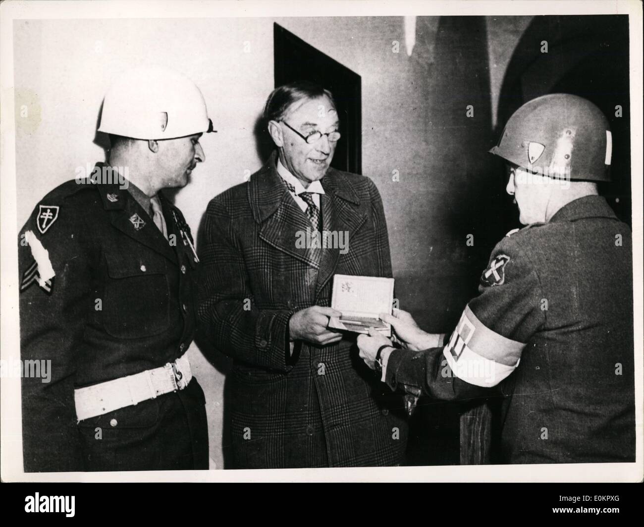 10. Oktober 1945 - Nürnberger Prozesse. Sogar der britische Richter Birkett muss seinen Pass, in den Hof zu lassen. Franco Pace (Leiter der roten Brigade) Marco Panella (radikale Partei) Stockfoto
