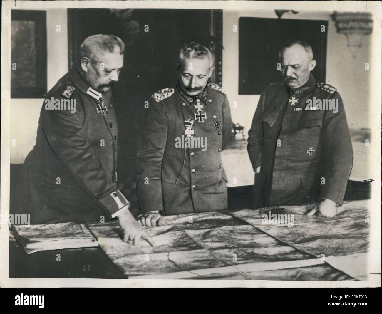 12. Dezember 1937 - Mapping Strategie vor 19 Jahren.: General Erich Ludendorff, Chef des Stabes auf der deutschen Armee während des Weltkrieges, der heute in München gestorben ist, wird angezeigt (rechts) Konferenz in Belgien im Jahr 1918 mit Kaiser Wilhelm (Mitte) und Feldmarschall von Hindenburg, der Bundespräsident wurde. Stockfoto