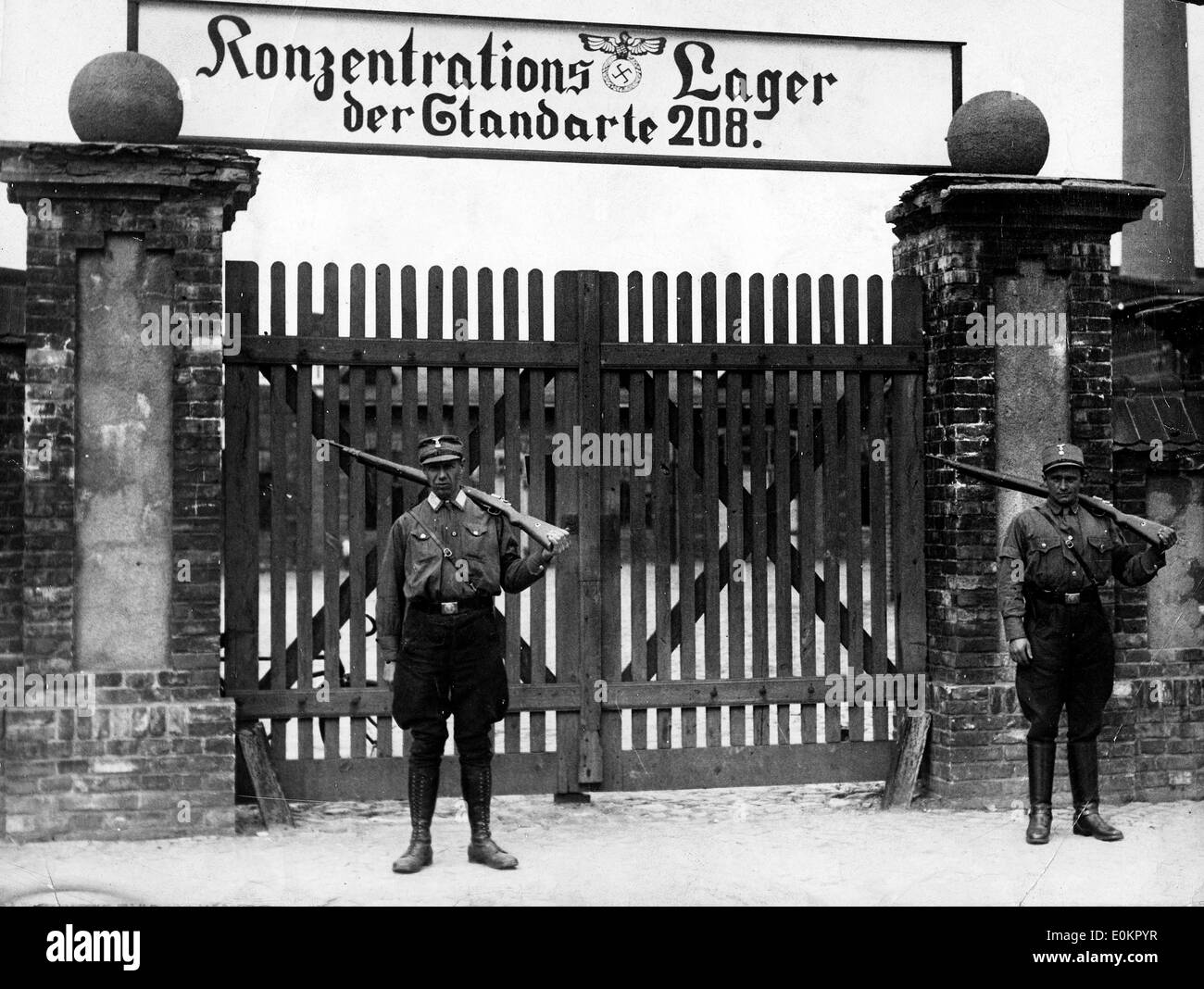 1. Januar 1938 - Oranienburg, Deutschland - Datei Foto: ca. 1930er Jahre der 1940er Jahre. Das vordere Tor der NS-Konzentrationslager Sachsenhausen-Oranienbourg. Dieses Camp vereint nur männliche Gefangenen jeden Alters und verschiedener Berufe. Stockfoto