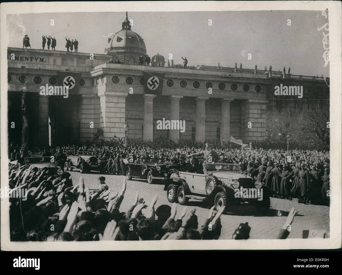 3. März 1938 - Hitler durch Wien zu gehen, nachdem er über Wien hat. Platz vor der alten Hofburg. Stockfoto