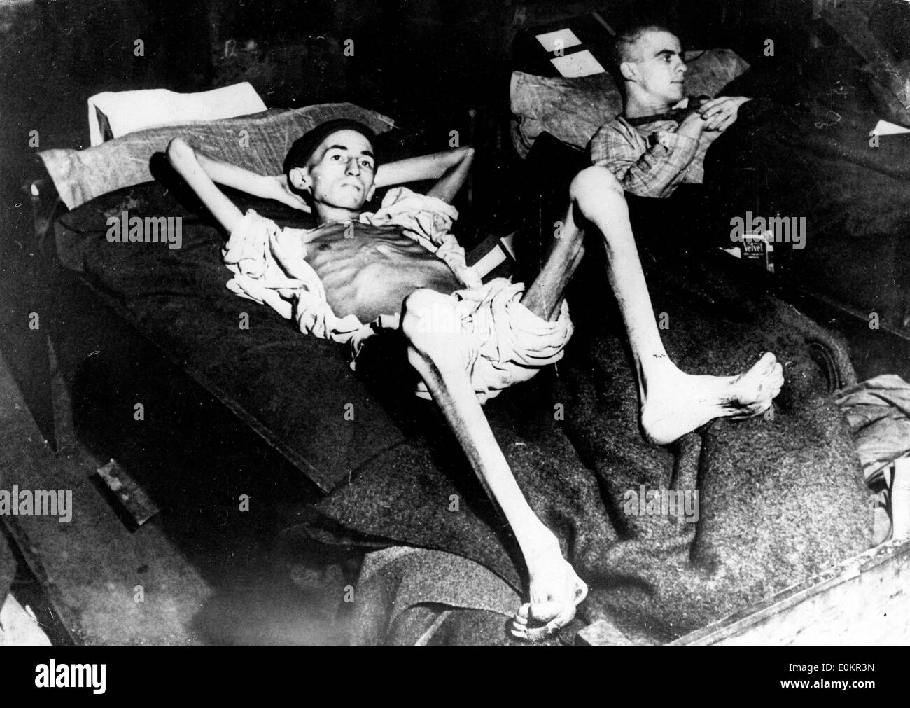 hungernde Gefangene von einem Nazi-Konzentrationslager nach seiner Befreiung Stockfoto