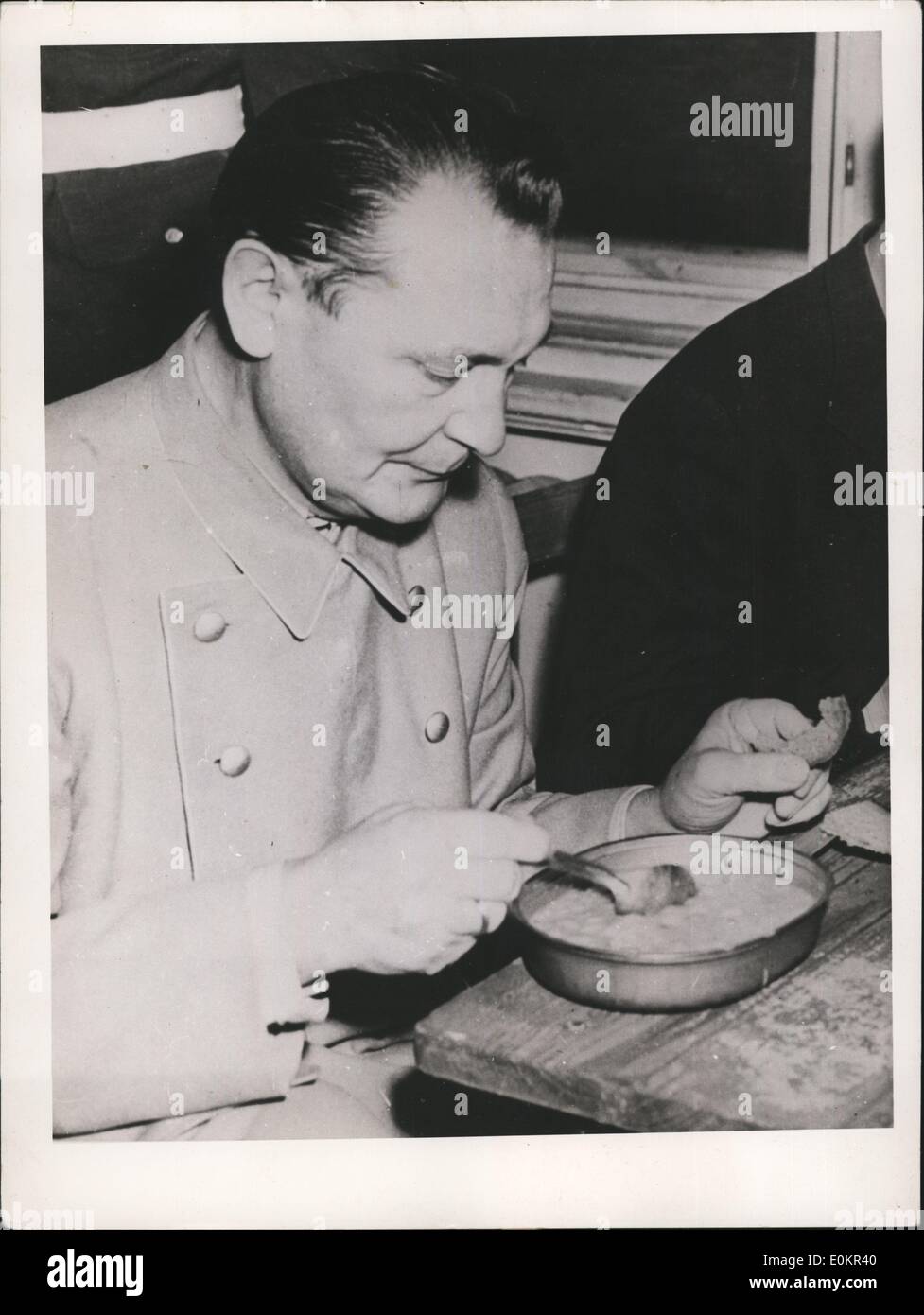 Dez. 00, ist 1946 - abgebildet Reich Marshal Hermann Goering, eine Mahlzeit. Designer Pierre Cardin und Modell seiner '' chinesische '' Kleid Stockfoto