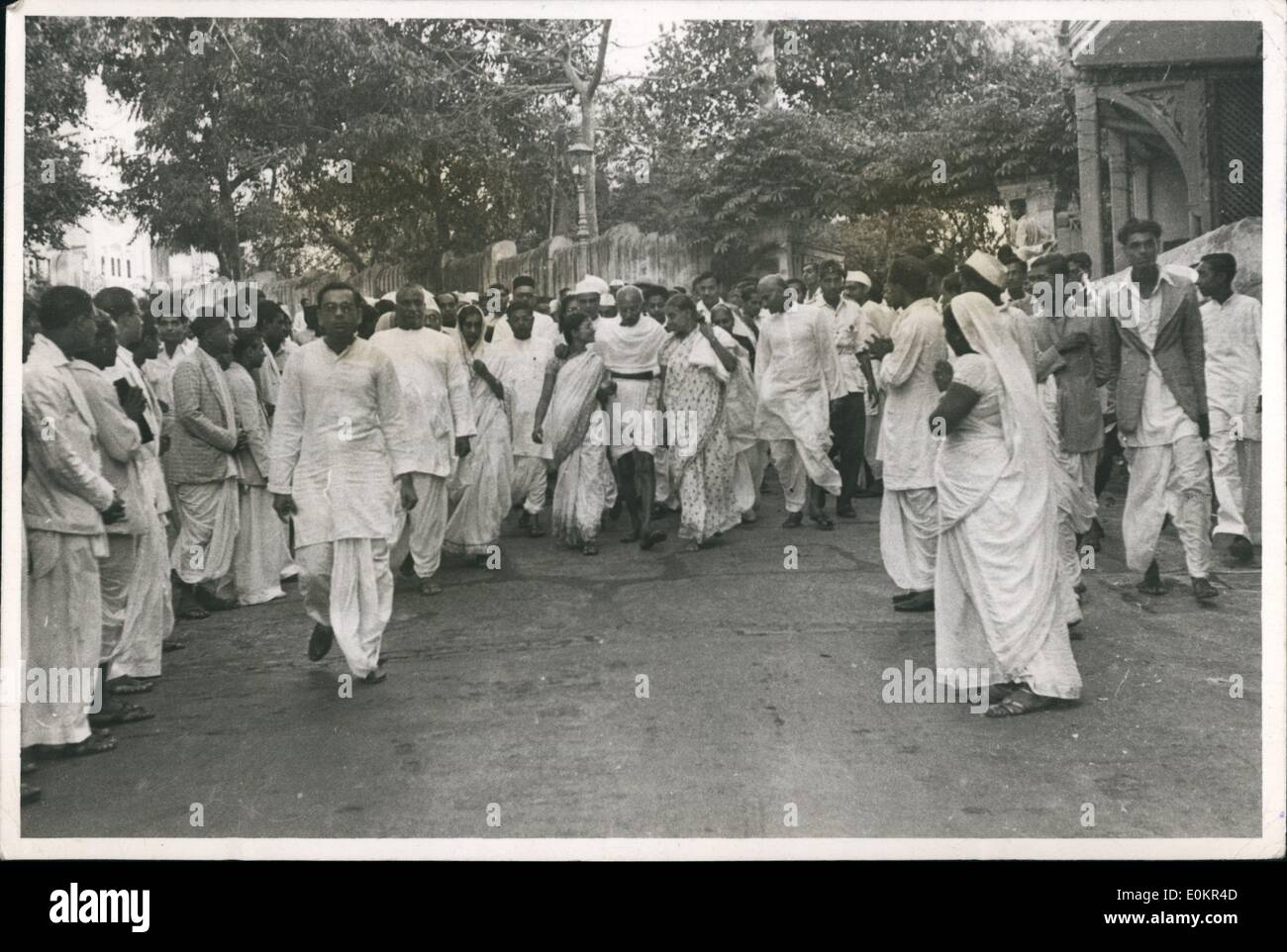 3. März 1946 - Mahatma Gandhi geht zum Gebet: Mahatma Gandhi geht zum öffentlichen Gebet jeden Abend, wo er ist. Er wird gesehen, werde es gefolgt von seinem Verehrer und Freunde Stockfoto
