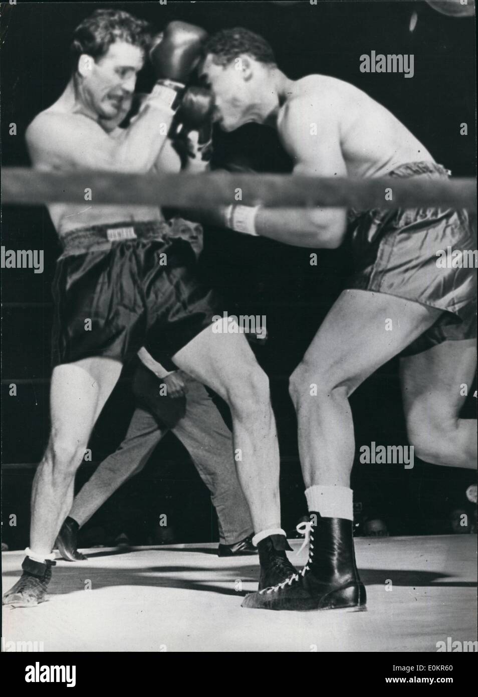 6. Juni 1946 - Joe Louis - Billy Conn Kampf In New York. Die Champ Massen seinen Mann: Schwergewichts-Weltmeister Joe Louis Bor in auf Hochtouren als Herausforderer, die Billy Conn fulls um in zurück, um außerhalb des zulässigen Bereichs in einem frühen Runde ihre Schwergewichts-Ut im Yankee Stadion Joe endete die Schwergewichts-Titel Schrott mit einem sehr emphatische K.C. Billy in der achtzig Runde. Billy setzt sich eine Flut von Handschuhe hier t der Champ abzuwehren. Stockfoto
