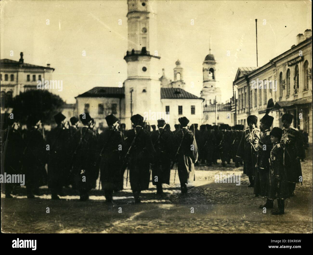 6. Juni 1938 - hier auf der orientalischen Front des ersten Weltkriegs, Zar, begleitet von seinem Sohn Le Tzarevitch, von einer Krankheit, besuchen die Kosaken Caucasia geheilt. Der russische Zar und der Prinz, gekleidet in Uniform, besuchte eine orthodoxe Massen außerhalb und blickte über die Stockfoto