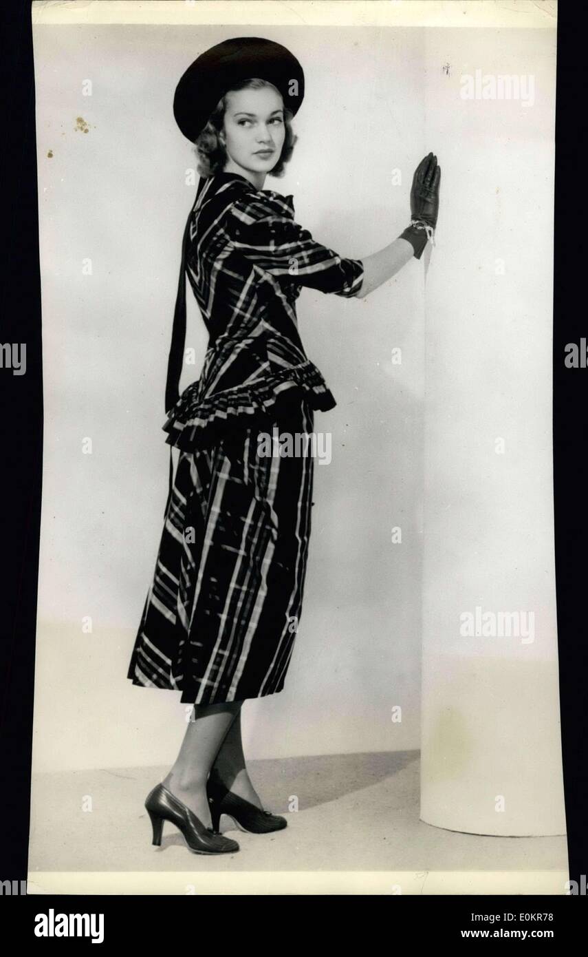 13. Juni 1938 - malerische Mode für Milady. New York: Einfache und attraktive Yest ist dieses Plaid Peplum Kleid Taft, entworfen von Dorothy Cousteau importiert. Der Hut ist die Schaffung von Lilly Dache. damit das Model trägt, Kind Pumpen mit genähter Rampe und Viertel mit passenden Suite Gelder verbrannt, mit Handschuhen und Astoraft Fackel Schlauch abgeschlossen. Stockfoto