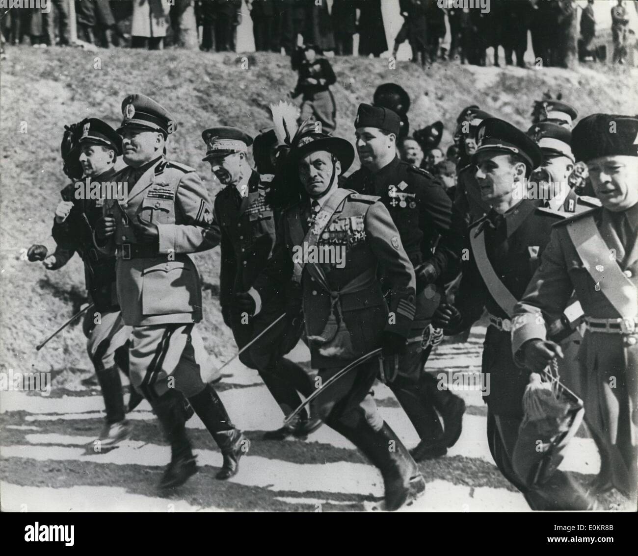 Sept. 09, 1938 - Mussolini im Laufschritt mit Männern von den italienischen Bersaglieri bei Gradisca, beginnend in der Stockfoto