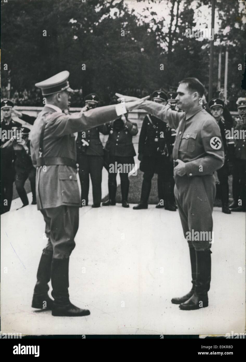 Sept. 09, 1938 - Eröffnung der Nzai Kongress in Nürnberg: Herr Rudolf Hess, Hitlers Stellvertreter (rechts) begrüßt die Fushreer mit den Hitlergruß, wenn letzteres in der Congress Hall in Nurember für die Eröffnung der 10. Nationen sozialistische Partei Rallye kam. Hess eröffnete die Rallye. Stockfoto