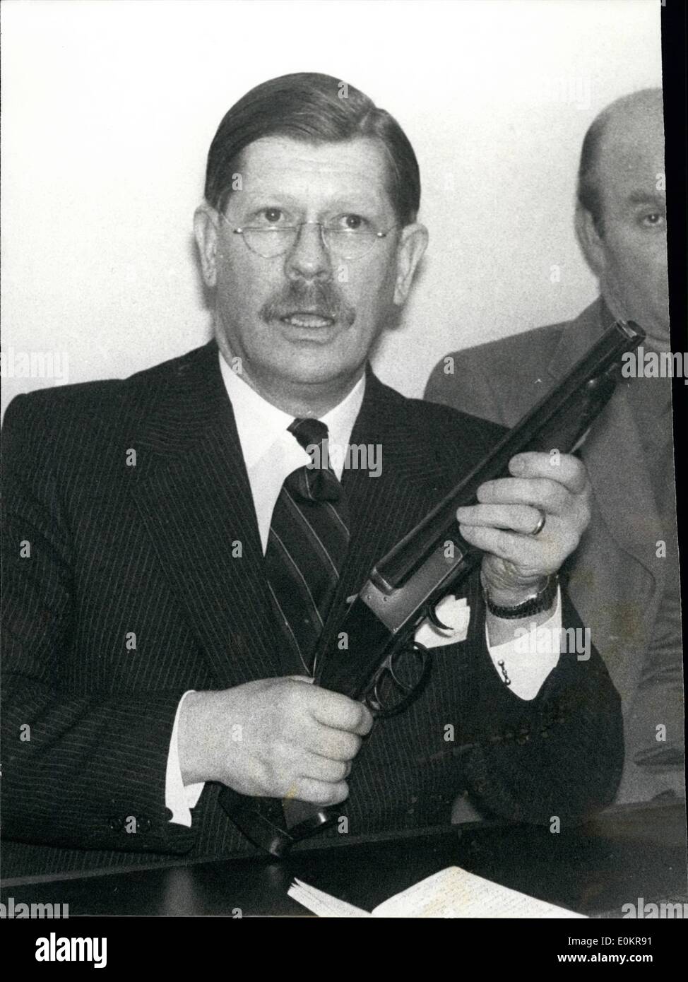 12. Dezember 1938 - stellvertretender Assistent Polizei Kommissar David Powis sagt die Polizei schießt Baox: stellvertretender Assistent Polizeichef David Powis, gesehen eine abgesägte Schrotflinte wie das halten von Eltham Schütze verwendet wer wurde erschossen von der Polizei während der Raub auf einem Securieer van sammelt die Einnahme von einem Supermarkt in Eltham am Samstagabend, die er während seiner Pressekonferenz erklärte, dass die Art der Männer, die die bewaffnete Raubüberfälle mit dieser Art von Waffe, von der Polizei erschossen zu werden, wieder an zu rechnen. Stockfoto