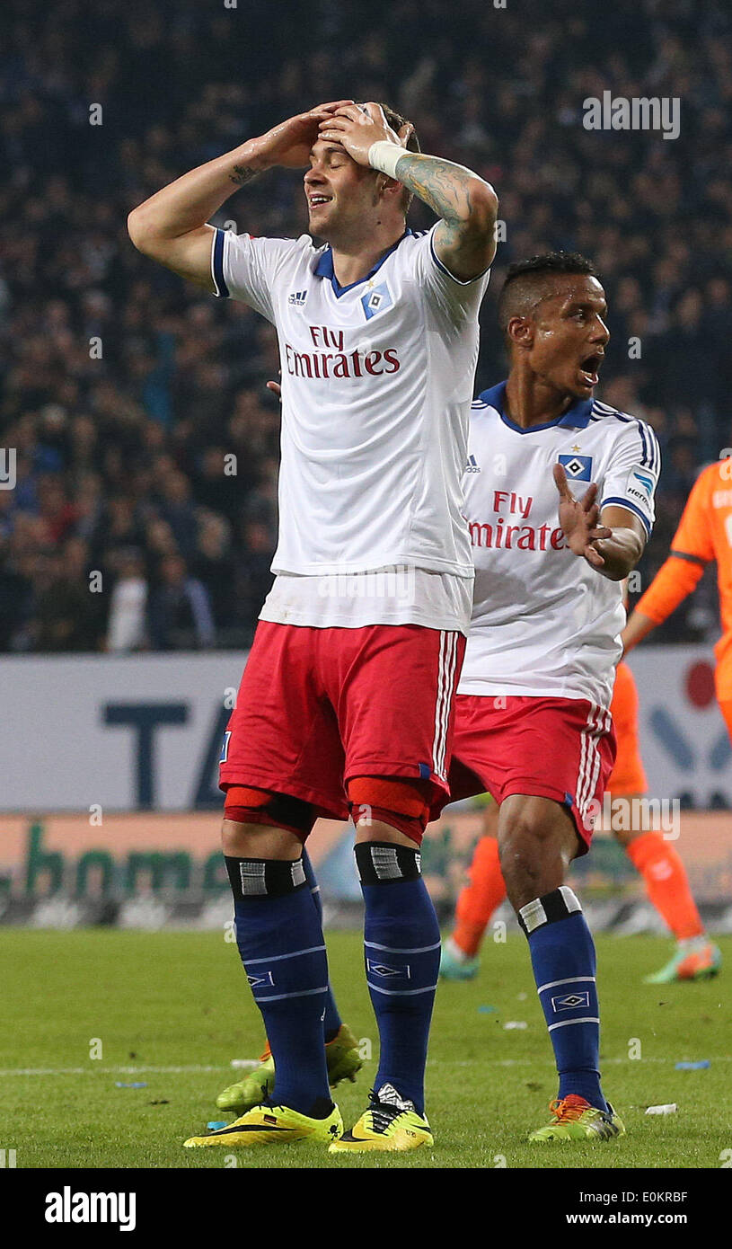 Hamburg, Deutschland. 15. Mai 2014. Pierre-Michel Lasogga (L) und Michael Mancienne Hamburgs reagieren während ihren Abstieg-Fußballspiel für die Bundesliga zwischen dem Hamburger SV und SpVgg Greuther Fürth in Hamburg, Deutschland, 15. Mai 2014. Foto: Christian Charisius/Dpa/Alamy Live News Stockfoto