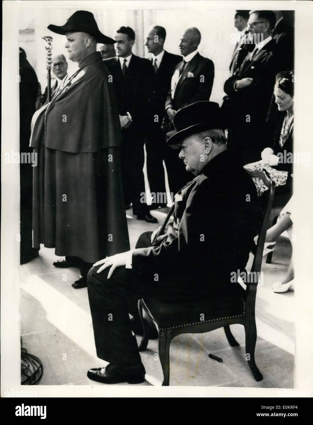 Sept. 09, 1946 - Churchill bekommt große Willkommen bei Bern: Mr. Winston Churchill erhielt einen großen Empfang, als er und seine Tochter Mary, fuhr zum Rathaus in Bern, Schweiz, für die offizielle Aufnahme von der Schweizer Regierung. Heute in Zürich, er wird auf die Gegenwart und die Zukunft Europas sprechen, und wird voraussichtlich eine '' sehr gewichtige '' Erklärung abzugeben. Foto zeigt, dass Mr. Churchill, seine Zigarre unter seinem Vorsitz geparkt an die Adresse des Willkommens, im Berner Rathaus hört. Stockfoto