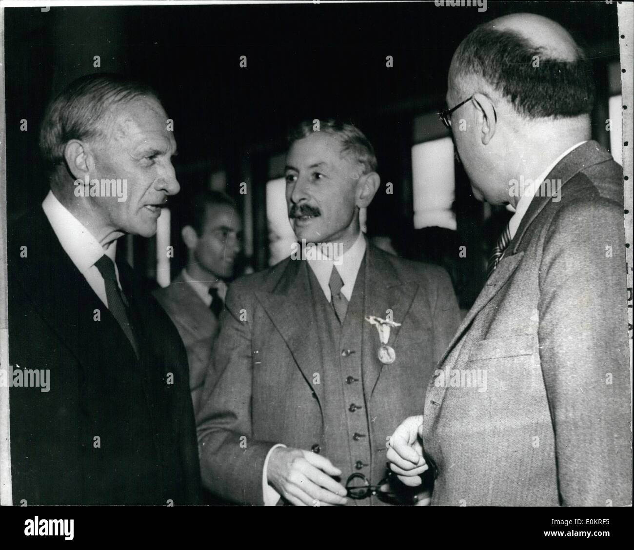 09. September 1946 - das zweite 100-jährige Jubiläum der Wissenschaftler findet in der Schweiz statt: Die Feierlichkeiten zum 2. 100-jährigen Jubiläum der Wissenschaftler finden in Zürich statt. Zu den angesehenen Vertretern der Versammlung gehören ProfessorSchrodinger vom Institut für fortgeschrittene Studien, Dublin und Ein Nobelpreisträger Professor Robinson aus Oxford. Fotoshows: Von links nach rechts sind drei Nobelpreisträger, Professor Robinson aus Oxford, Professor Karper aus der Schweiz und Professoren  Der Schweiz. Stockfoto