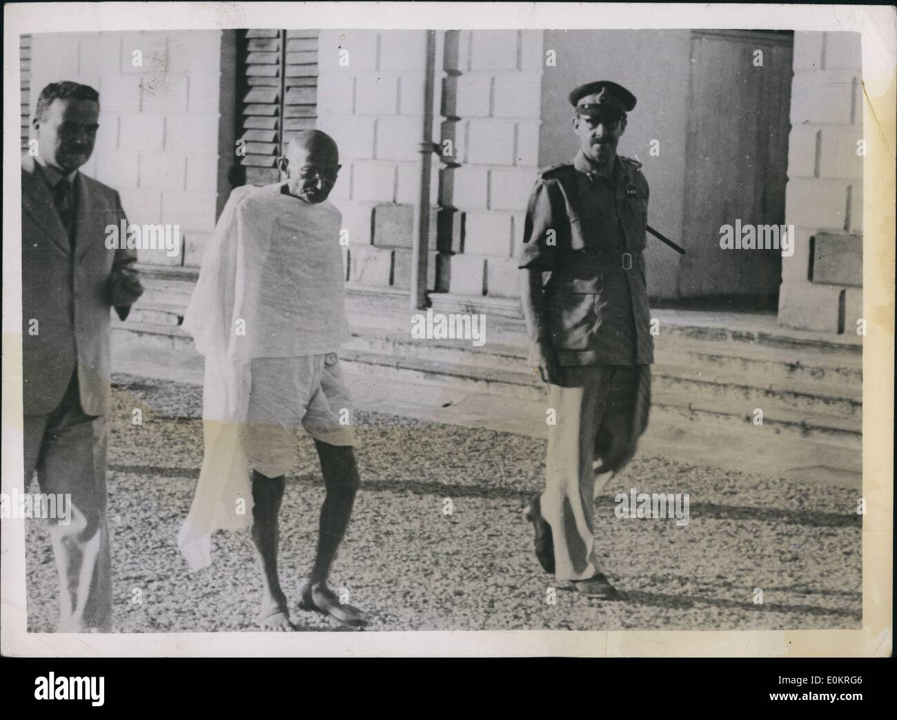 11. November 1946 - Gandhi trifft Gouverneur von Bengalen: Mahatma Gandhi, vor kurzem trafen sich der Gouverneur von Bengalen, Sir Frederick Burrows und G.O.C, in C, östliche Befehl Liet. Allgemeine F.R.R.Bucher. Wann ging er Gandhi nach Kalkutta, in der Riot-Situation zu interviewen. Das Foto zeigt Gandhi mit Sir Frederick Burrows (links) und Liet. Gen Bucher, in Kalkutta vor kurzem. Stockfoto