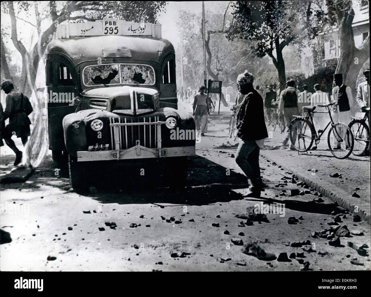 03. März 1947 - Krawalle in Lahore: Nach der jüngsten Einladung des britischen Gouverneurs an den Anführer der MLim League, ein Ministerium i zu gründen, marschierten die Studenten Punjab, Skih und Hindu durch die Straßen von Lahore, Indien, und riefen anti-pakistanische Slogans, und schwenken Schwerter und andere Waffen. Bei den Zusammenstößen wurden 15 Menschen getötet und 114 verletzt. Die Polizei wurde mehrmals gezwungen, das Feuer zu öffnen, und es gab Schlachten auf den Straßen. Foto zeigt: Bild, das gerade aus Indien per Flugzeug aufgenommen wurde, zeigt einen Polizeiwagen, der während der Unruhen in Brand gesetzt wurde Stockfoto