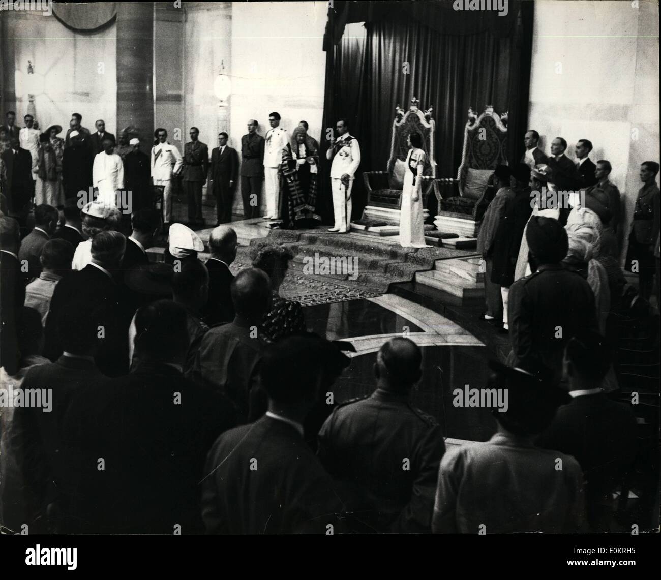 3. März 1947 - Vicomte wird vereidigt von Geschichtsbild mit dem Flugzeug aus Indien: die Szene während der historischen Vereidigung der Viscount Mountbatten als und Generalgouverneur von Indien in der Durban-Halle des Hauses, Neu-Delhi Stockfoto