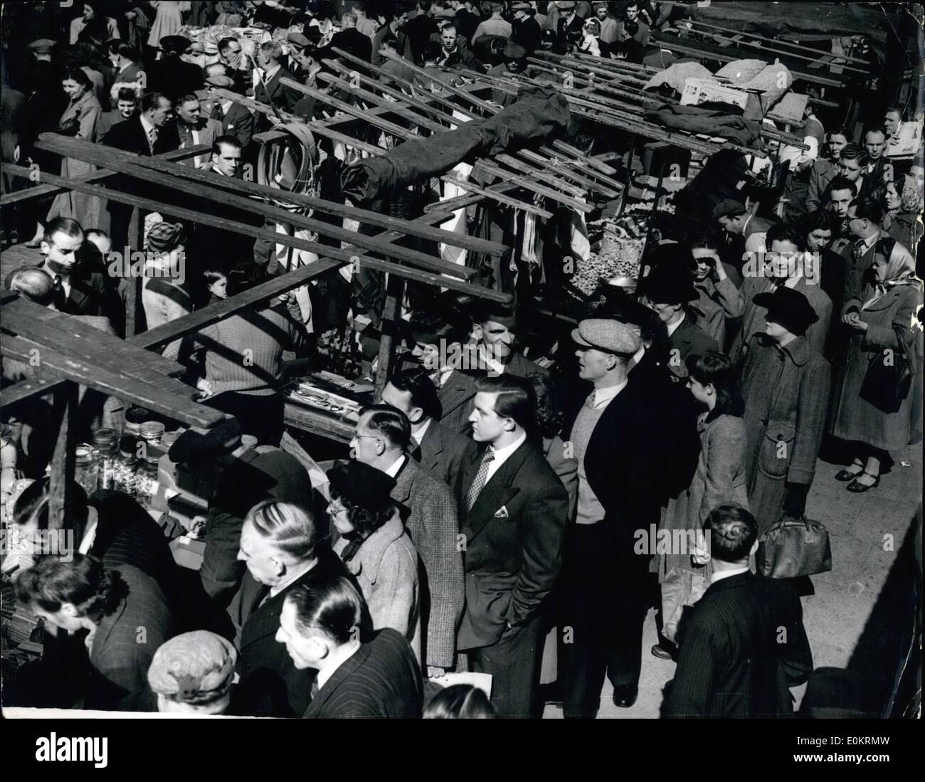 4. April 1949 - off Süßigkeiten die Ration. Menschenmassen Warteschlange Petticoat-Lane.: Foto zeigt es kann heute - Kiddies Tag gewesen, kam die Süßigkeiten off-Punkte - aber es war eine alle Erwachsenen-Warteschlange, die sich heute an diese süßen Stand in der Petticoat Lane gebildet. Stockfoto