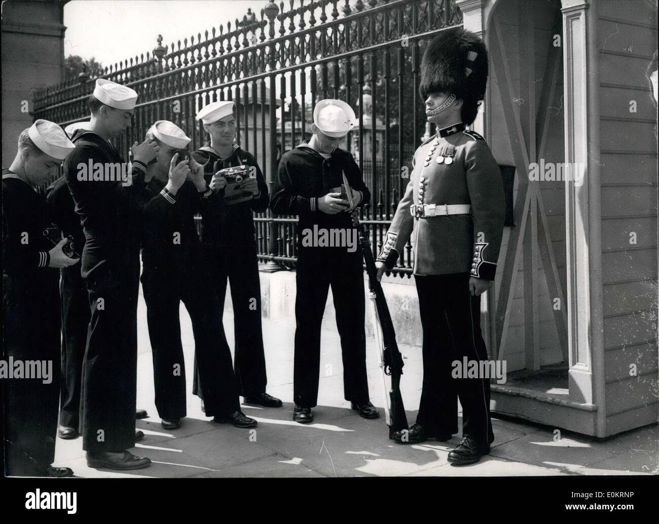 6. Juni 1949 - amerikanische Seeleute in London: Männer der United States Navy Training Squadron, die bei Portsmouth gestern zu einem sozialen Besuch von acht Tag angekommen waren in London Sightseeing heute Morgen. Einige gingen in den Palästen, wo sie sahen die Wachablösung. Foto zeigt ein für den Datensatz uns Segler nehmen ein Kinderspiel die Wachablösung am Buckingham Palace heute Morgen. Stockfoto