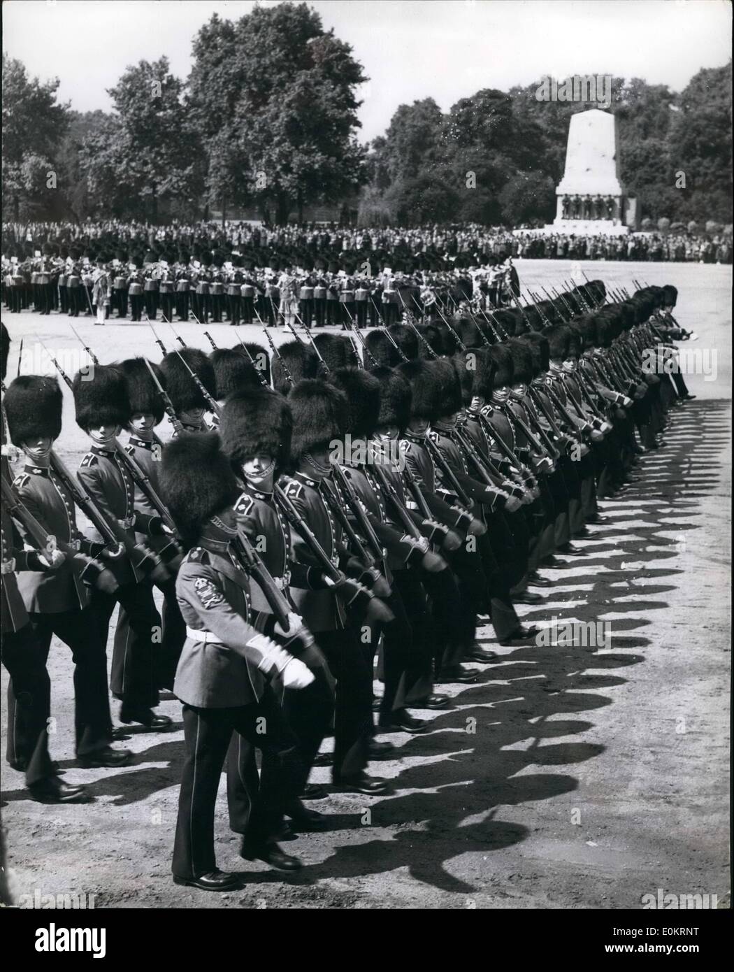 6. Juni 1949 - volle Generalprobe der trooping der Farbe; Eine vollständige Generalprobe der Trooping die Farbe Zeremonie fand heute auf Horse Guards Parade. Foto zeigt einige der intelligentesten Soldaten auf der Parade während der Proben waren diese nationalen Service-Mann. Stockfoto