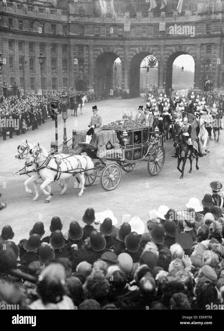 Hochzeit von Königin Elizabeth II auf dem Weg zur Kirche Stockfoto