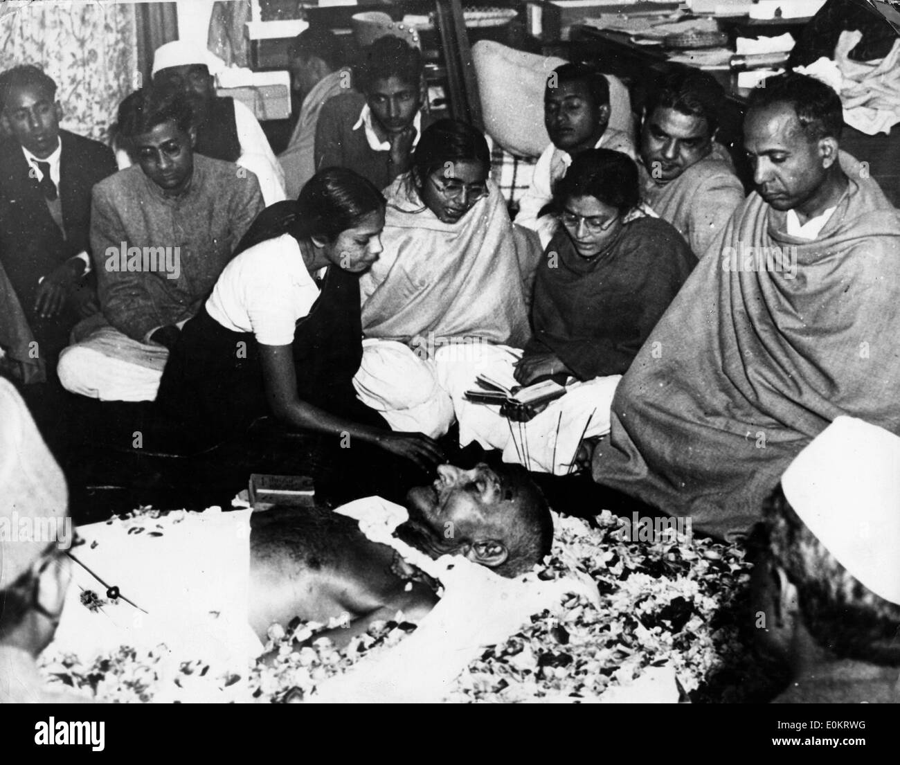 Eine Nichte von Mahatma Gandhi legt Blumen nach seiner Ermordung im Birla House Stockfoto