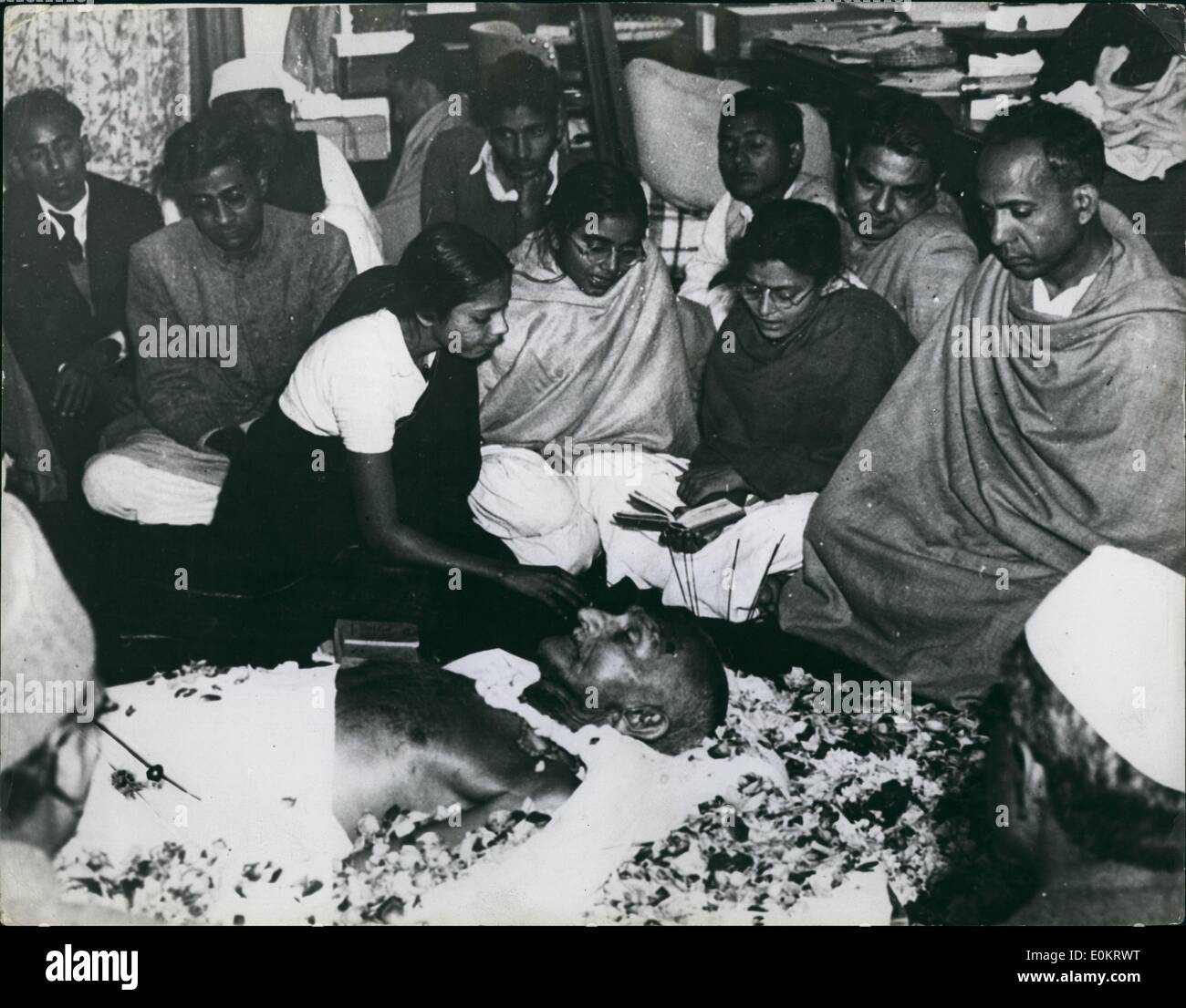 2. Februar 1948 - legt A Nichte Blütenblätter auf der Stirn von Mahatma Gandhi, wie er im Zustand im Birla House - Neu-Delhi legte. Das Foto zeigt eine Nichte von der Mahatma gesehen, wie sie Blütenblätter auf die gesehen legt, wie sie Blütenblätter auf die Mahatma Stirn legt, wie er im Zustand im Birla House, Neu-Delhi nach seiner Ermordung legte Mahatma. Unmittelbar danach im Bild wurde die Prozession für die brennenden Ghat am Ufer des Flusses Jumna Links übernommen. vier Meilen entfernt, wo die Feuerbestattung stattfand. Stockfoto