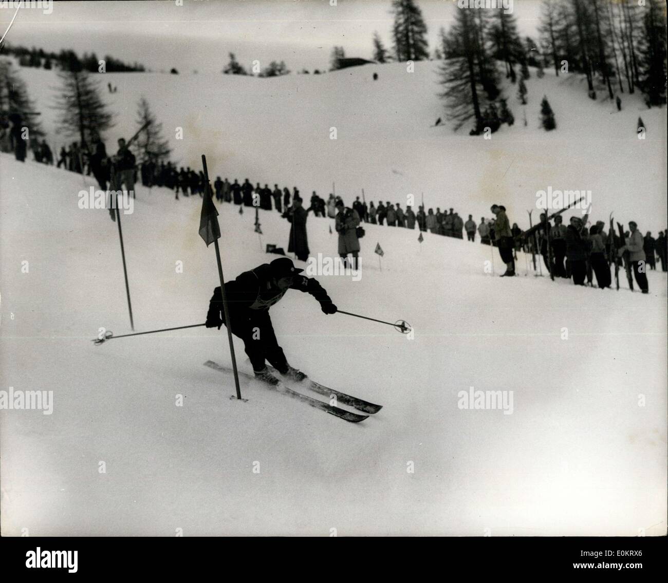 6. Februar 1948 - britische Konkurrent für die Frau? s Slalom Olympia Event in St. Moritz? Isabel Roe von Großbritannien mit Geschwindigkeit während der Frauen gesehen? s Slalom-Rennen für die Olympischen Spiele in St. Moritz. Stockfoto