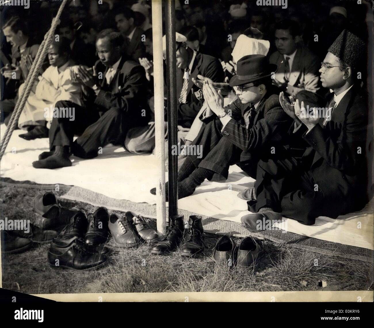3. Oktober 1949 - feiern -l-Adha Musselin Festival in Woking: Musselin Festival -Wl-Adha wurde gefeiert in der Shah Jehan Moschee, Woking heute. Moslems auf der ganzen Welt feiern mit Gebet, das Opfer eines Widders, gefolgt von einem fest. Foto zeigt die Szene während der Gebete in Woking Moschee heute zeigt die gefütterte Schuhe draußen. Stockfoto