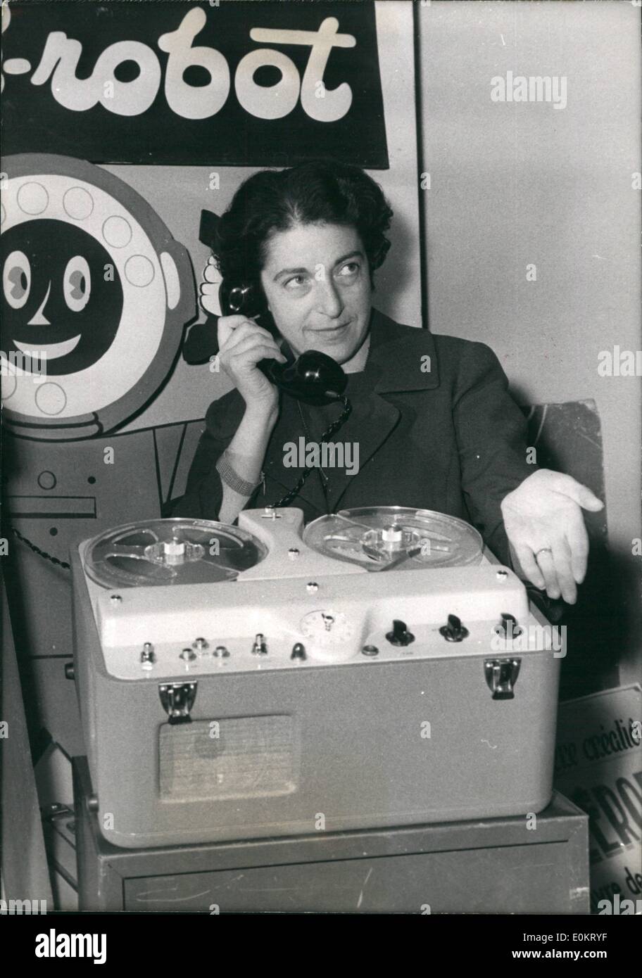 10. Oktober 1949 - Ausstellung von Bürogeräten öffnet in Paris: der Jahresausstellung von Bürogeräten hat heute im Palais des Expositions, bei dem Rond Point De La Defense, eröffnet. Foto zeigt eine der Neuheiten auf der Messe gesehen: ein Tele-Roboter, automatische Recorder von Telefongesprächen. Stockfoto