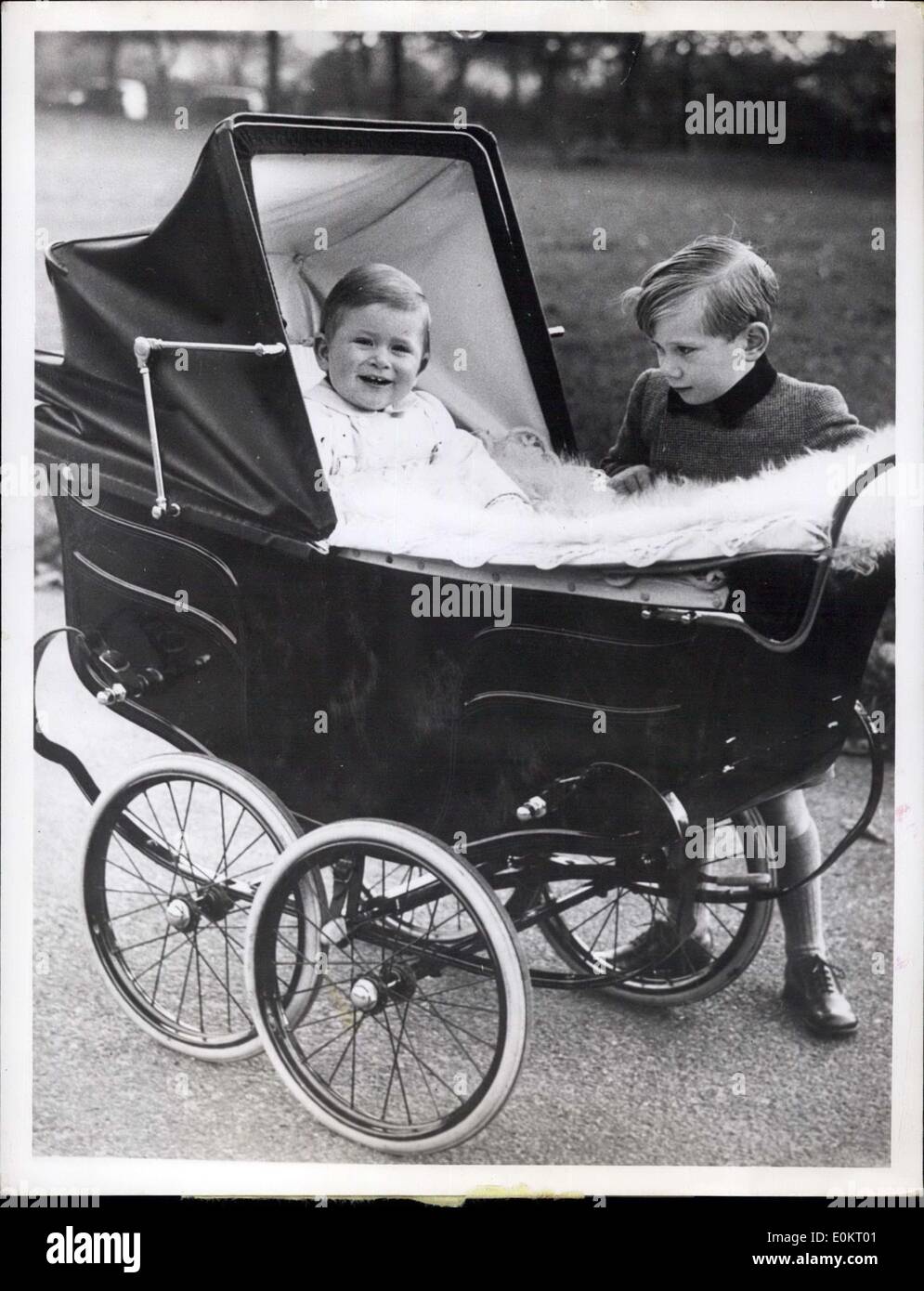 9. November 1949 - Prinz Charles - ich Jahr alten 4. Nov.: London, England: Prinz Charles seinen ersten Geburtstag, 14. November 1949 haben wird. Es wurde angekündigt, dass Prinzessin Elizabeth einen 40-Pfund-Geburtstag übernimmt Kuchen verziert mit einer Orange-farbige Kerze, jetzt von Studenten am Manchester College of Technology gemacht. Dekorationen sind Teddybären, zwei Seelöwen und Zirkus Clowns, Prinz Charles und Prinz Richard, Sohn des Herzogs und Duchess of Gloucester sind Sen im Green Park in London. Stockfoto