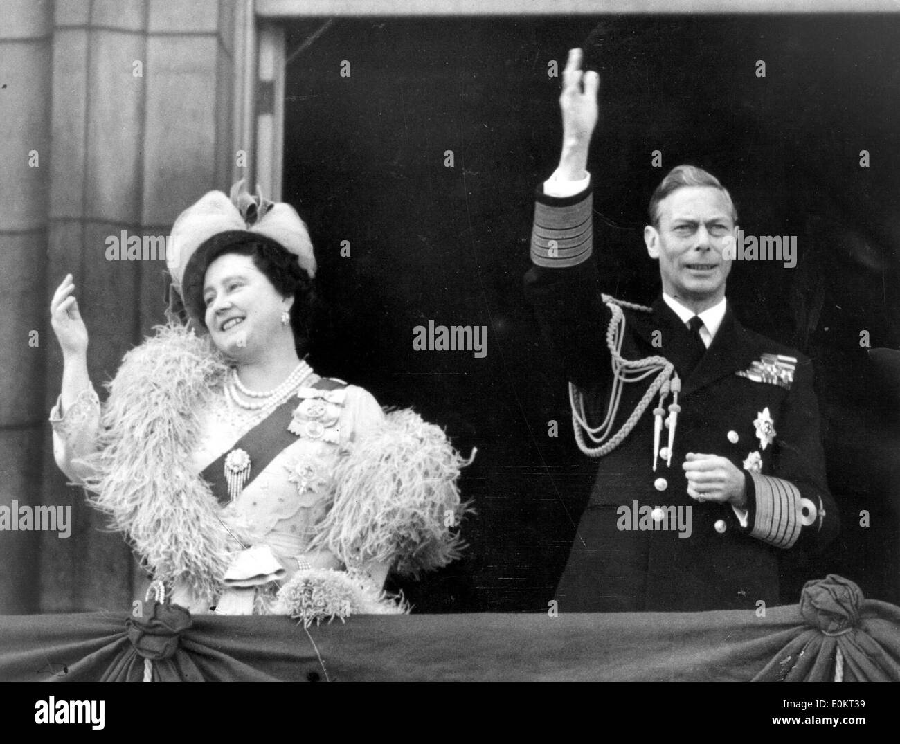 König George VI und Queen Mom Welle Publikum Stockfoto