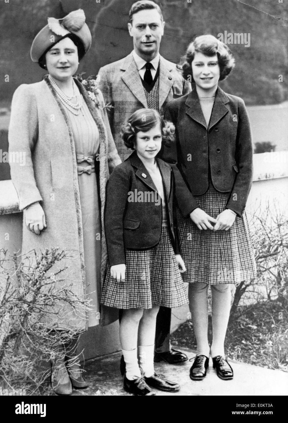Die Queen Mum und König George VI mit ihren Töchtern Stockfoto